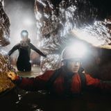 Unterschied zwischen Höhlenprofi und Amateur? Der Profi trägt überm Neo einen Schutzanzug, unsere Autorin Nele Justus (hinten) nicht.