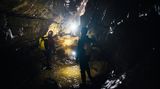 Etwa 2000 Meter muss das Team durch die Unterwelt, um den Eingang zum Neuland zu erreichen. Der Weg führt durch Dreck, Wasser und über glitschige Felsen.