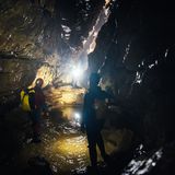 Etwa 2000 Meter muss das Team durch die Unterwelt, um den Eingang zum Neuland zu erreichen. Der Weg führt durch Dreck, Wasser und über glitschige Felsen.