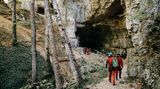 Das Tor in die Finsternis: der Eingang zur Falkensteiner Höhle in der Schwäbischen Alb.
