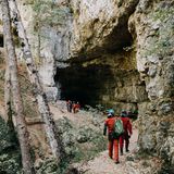 Das Tor in die Finsternis: der Eingang zur Falkensteiner Höhle in der Schwäbischen Alb.