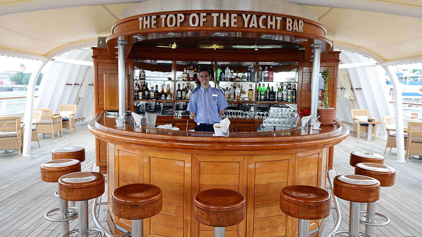 Kreuzfahrt Guide Awards 2019: Service: "Sea Dream I & II" "Es ist immer wieder die familiäre Privatyacht-Atmosphäre, die das nahezu baugleiche Sea Dream I & II zu etwas Besonderem macht", urteilt die Jury. "Die Service-Kräfte befinden sich, egal ob beim Beach Barbecue oder beim Dinner unter Sternen, jederzeit auf Augenhöhe zum Passagier. Dabei sind sie zugleich immer und in jeder Hinsicht professionell – und zwar jedem Gast gegenüber - und nicht nur den Bewohnern der Eignersuite." Service: "Sea Dream I & II" "Es ist immer wieder die familiäre Privatyacht-Atmosphäre, die das nahezu baugleiche Sea Dream I & II zu etwas Besonderem macht", urteilt die Jury. "Die Service-Kräfte befinden sich, egal ob beim Beach Barbecue oder beim Dinner unter Sternen, jederzeit auf Augenhöhe zum Passagier. Dabei sind sie zugleich immer und in jeder Hinsicht professionell – und zwar jedem Gast gegenüber - und nicht nur den Bewohnern der Eignersuite."