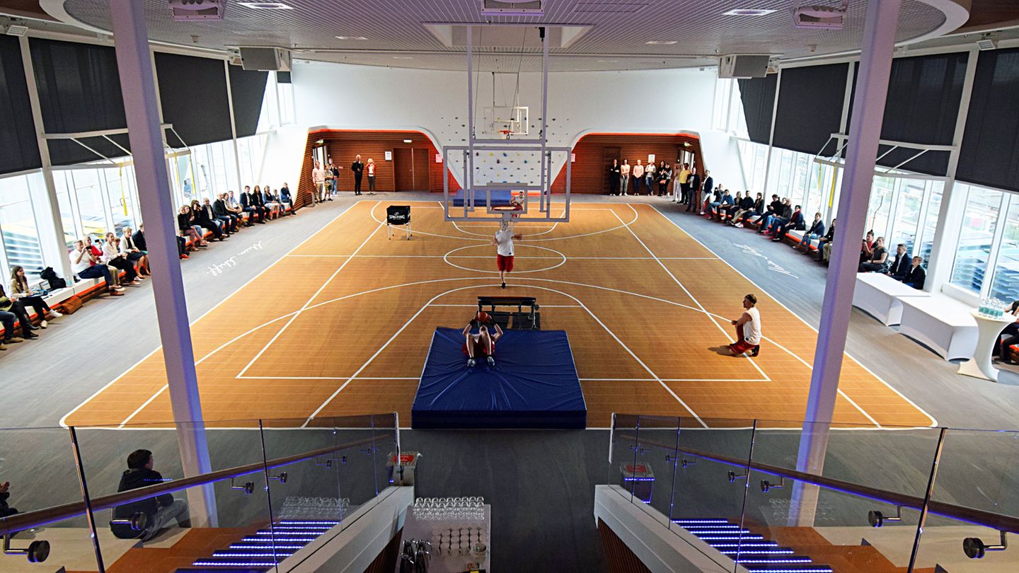 Kreuzfahrt Guide Awards 2019: Sport & Wellness: "Mein Schiff 1" Der jüngste Neubau von Tui Cruises ist noch sportlicher geworden: Neben dem 25-Meter-Pool an Deck gibt es einen fast 500 Quadratmeter großen Fitnessbereich, ein 1200 Quadratmeter großes Spa und erstmals eine Sporthalle hinter dem Schornstein (Foto). Highlight ist die 438 Meter lange Joggingstrecke, die sich am Heck in einer Steilkurve über der Hohe Luft Bar entlangschraubt. Sport & Wellness: "Mein Schiff 1" Der jüngste Neubau von Tui Cruises ist noch sportlicher geworden: Neben dem 25-Meter-Pool an Deck gibt es einen fast 500 Quadratmeter großen Fitnessbereich, ein 1200 Quadratmeter großes Spa und erstmals eine Sporthalle hinter dem Schornstein (Foto). Highlight ist die 438 Meter lange Joggingstrecke, die sich am Heck in einer Steilkurve über der Hohe Luft Bar entlangschraubt.