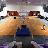 Sport & Wellness: "Mein Schiff 1"  Der jüngste Neubau von Tui Cruises ist noch sportlicher geworden: Neben dem 25-Meter-Pool an Deck gibt es einen fast 500 Quadratmeter großen Fitnessbereich,  ein 1200 Quadratmeter großes Spa und erstmals eine Sporthalle hinter dem Schornstein (Foto). Highlight ist die 438 Meter lange Joggingstrecke, die sich am Heck in einer Steilkurve über der Hohe Luft Bar entlangschraubt.