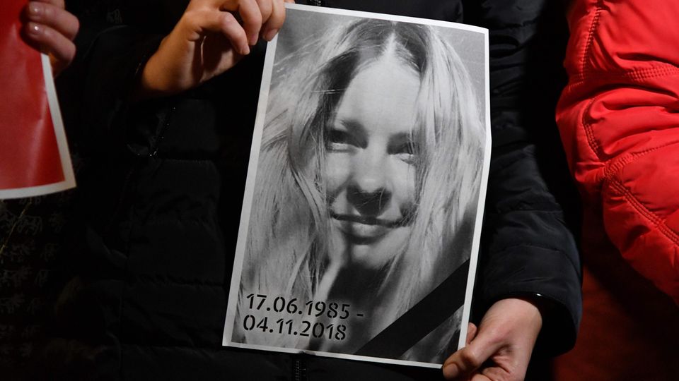 Ukraine: Die Korruptionsbekämpferin Jekaterina Gandsjuk ist drei Monate nach einem Säureanschlag ihren Verletzungen erlegen Ukraine: Die Korruptionsbekämpferin Jekaterina Gandsjuk ist drei Monate nach einem Säureanschlag ihren Verletzungen erlegen