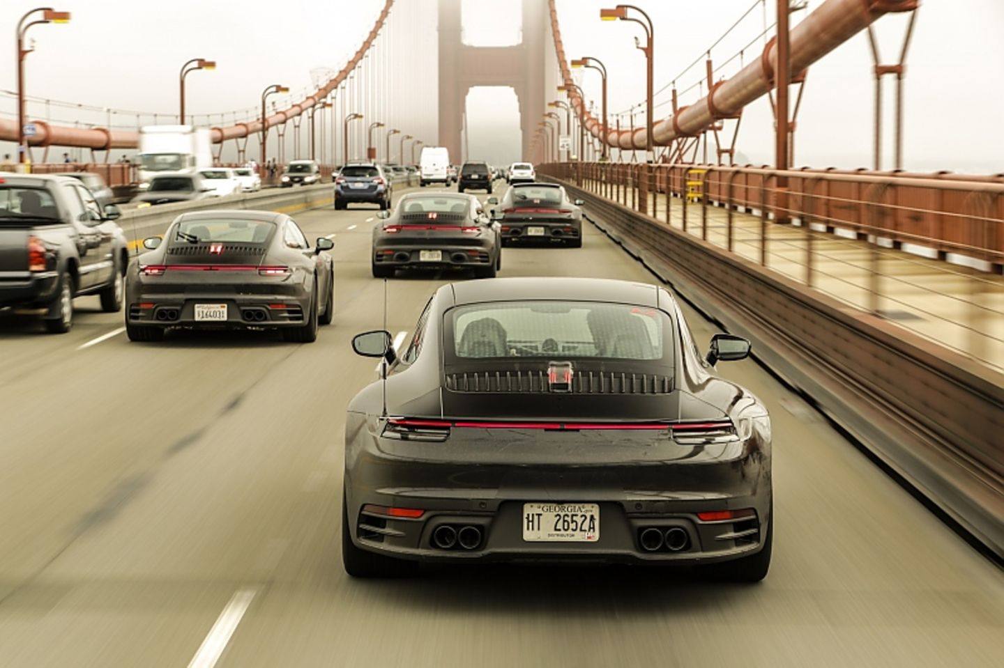 Porsche 911 der Baureihe 992 - unterwegs auf der Golden Gate Bridge