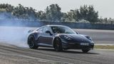 Porsche 911 der Baureihe 992 - quer geht immer