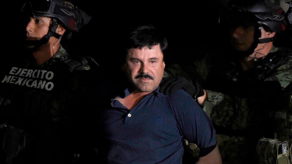 Der berüchtigte Drogenboss Joaquin "El Chapo" Guzman wird eskortiert (Archivbild)
