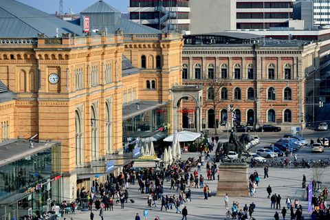 Nach der geplatzten Abschiebung wurde die Schwangere mit ihrem Sohn am Hauptbahnhof Hannover zurückgelass
