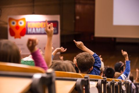 Kinder bei einer Vorlesung der Kinderuni in Hamburg