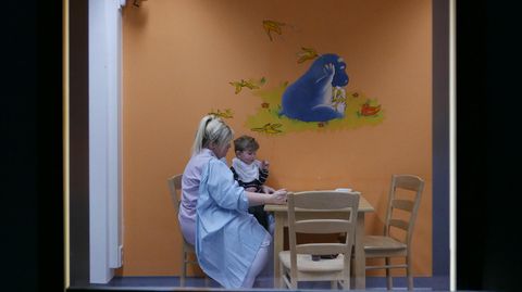 Szene aus "Elternschule": Essverhaltenstraining durch die Scheibe
