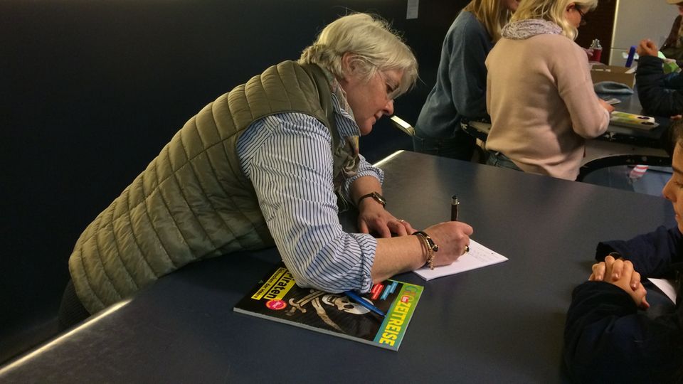 Kinderuni Professorin Claudia Schnurmann gibt Autogramm