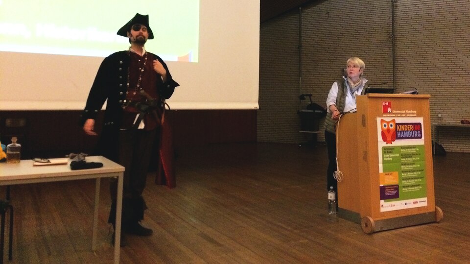 Kinderuni Professorin Claudia Schnurmann und ein Pirat bei einer Vorlesung der Kinderuni