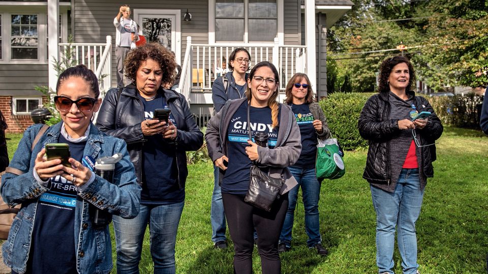 US-Zwischenwahlen: Frauen-Power: Sie sind zu einer Wahlveranstaltung von Mikie Sherrill gekommen. Frauen sind die Hoffnung der Demokraten Frauen-Power: Sie sind zu einer Wahlveranstaltung von Mikie Sherrill gekommen. Frauen sind die Hoffnung der Demokraten