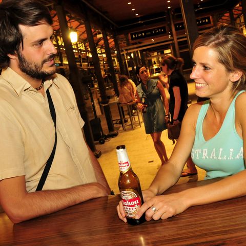 Ein junger Mann spricht an der Bar mit einer jungen Frau