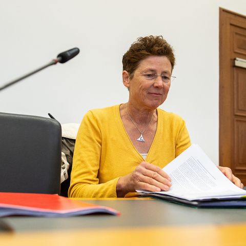 Die Gießener Ärztin Kristina Hänel sitzt vor Beginn des Berufungsprozesses im Gerichtssaal