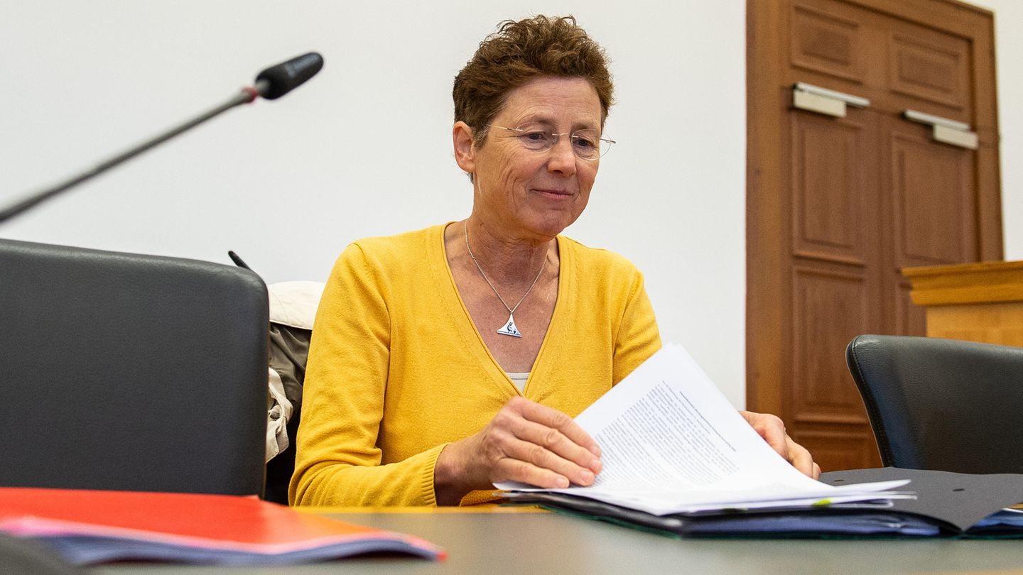Die Gießener Ärztin Kristina Hänel sitzt vor Beginn des Berufungsprozesses im Gerichtssaal