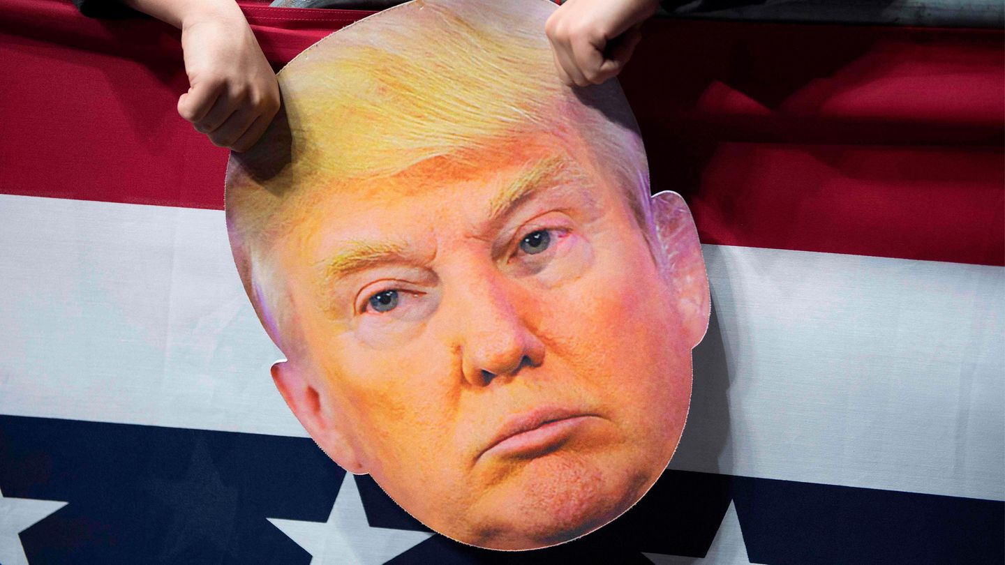 Eine Pappmaske von Donald Trump bei einer seiner Wahlkampfveranstaltungen