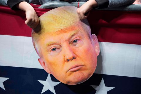Eine Pappmaske von Donald Trump bei einer seiner Wahlkampfveranstaltungen