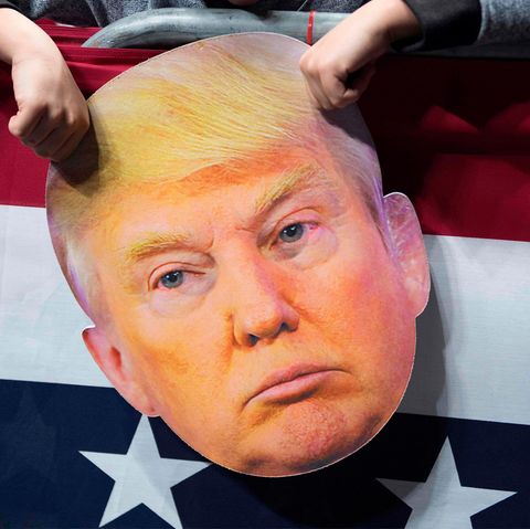 Eine Pappmaske von Donald Trump bei einer seiner Wahlkampfveranstaltungen