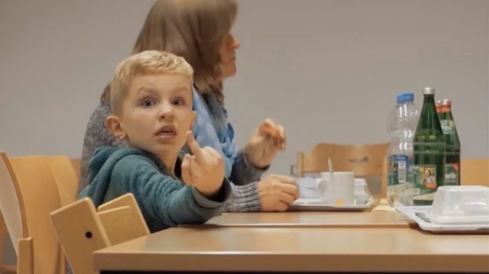 Trailer: "Elternschule": Doku zeigt den Alltag in einer Kinder- und Jugendklinik Trailer: "Elternschule": Doku zeigt den Alltag in einer Kinder- und Jugendklinik