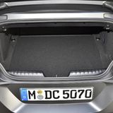 Der Kofferraum im BMW Z4 M40i ist ein wenig verquer zugänglich - aber Sprudelkästen passen ohne Verkanten hinein