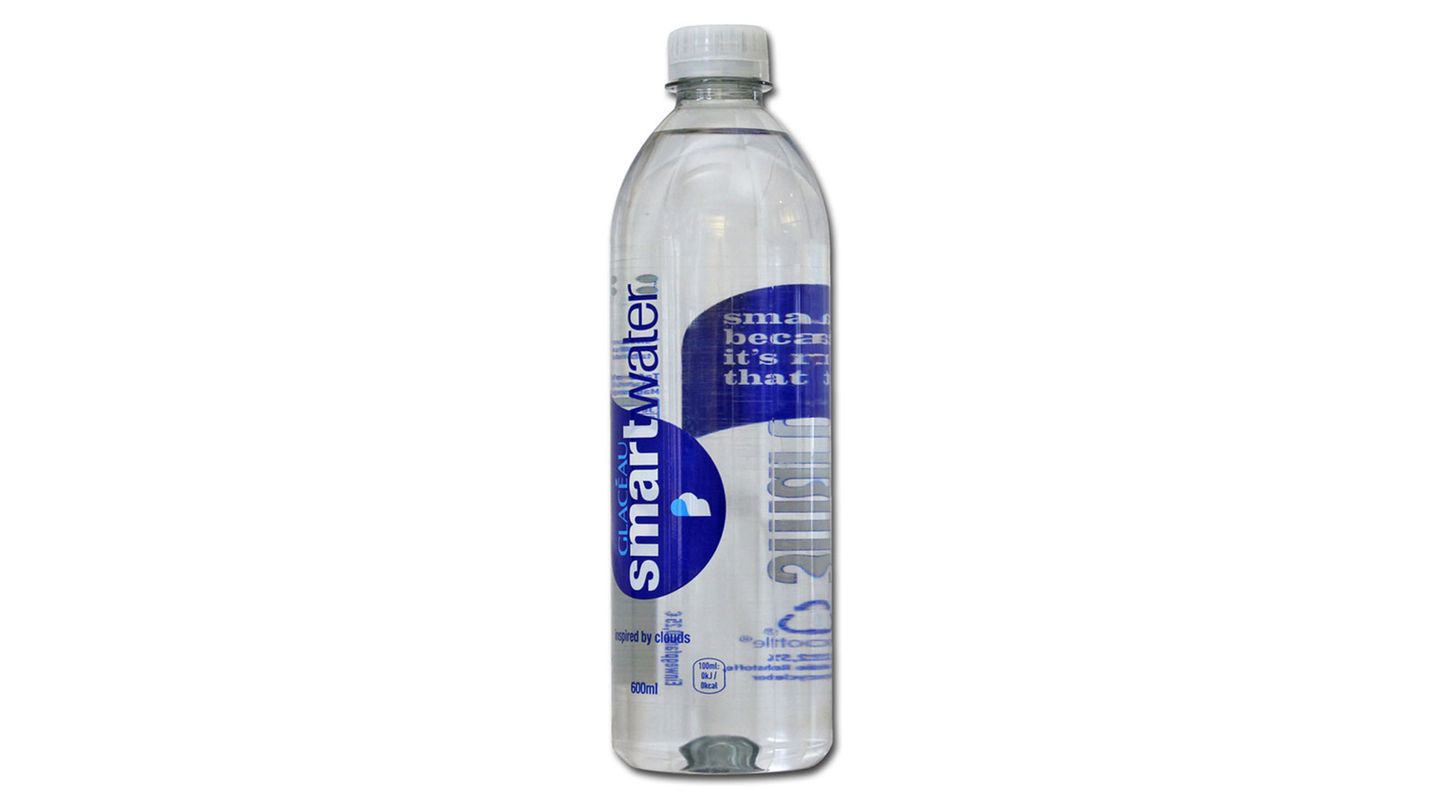 Gewinner "Goldener Windbeutel 2018": Glacéau Smartwater von Coca-Cola  Das "schlaue Wasser" von Coca-Cola wird zunächst verdampft, dann wieder aufgefangen und nachträglich mit Mineralstoffen versetzt. "Diesen ernährungsphysiologisch völlig unnützen Vorgang" müssten Verbraucher mit dem bis zu siebenfachen Preis eines herkömmlichen Mineralwassers bezahlen, kritisiert Foodwatch. Von den 70.000 abgegebenen Stimmen erhielt das Smartwater mehr als 21.000.  Coca-Cola hält die Kritik für nicht berechtigt. Die Kennzeichnung sei transparent und entspreche der Lebensmittelverordnung, erklärt der Konzern in einer Stellungnahme. "Durch den streng regulierten Herstellungsprozess erhält dieses Wasser einen besonders klaren, frischen und wenig mineralischen Geschmack in gleichbleibender Qualität."