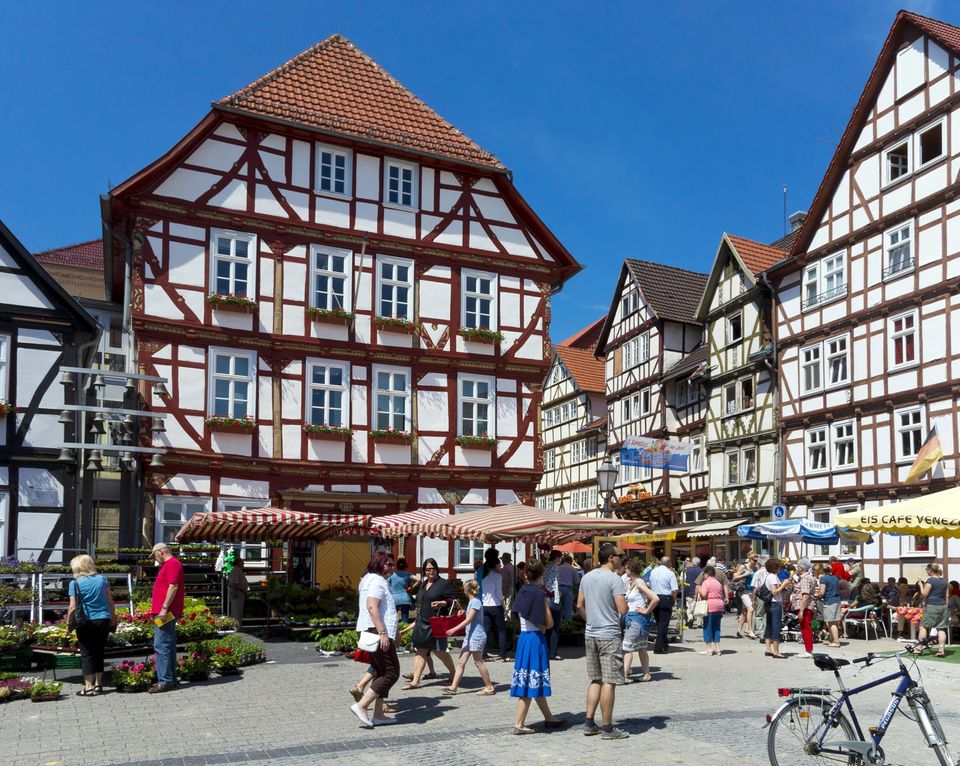 In der Mitte Deutschlands: Fachwerkhäuser am Marktplatz von Eschwege im Werra-Meißner-Kreis Fachwerkhäuser am Marktplatz von Eschwege im Werra-Meißner-Kreis