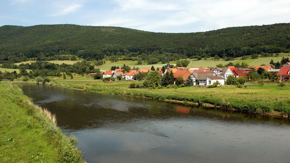 In der Mitte Deutschlands: Hier verlief einst die innerdeutsche Grenze: das Dorf Lindewerra liegt an einer Flussschleife Hier verlief einst die innerdeutsche Grenze: das Dorf Lindewerra liegt an einer Flussschleife