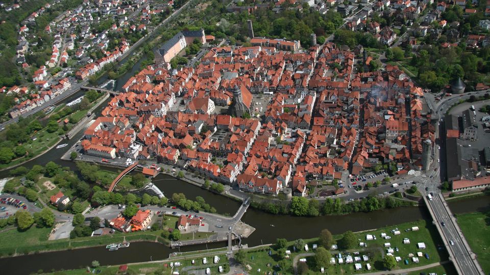 In der Mitte Deutschlands: Wo Werra und Fulda zusammenfließen in die Weser entsteht: Luftbild der Stadt Hann. Münden Wo Werra und Fulda zusammenfließen in die Weser entsteht: Luftbild der Stadt Hann. Münden