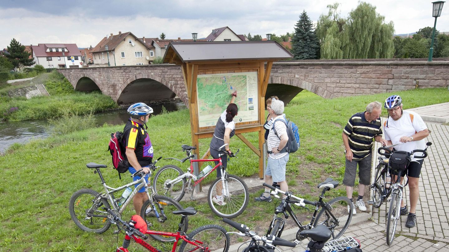 Pause bei Radtour an der Werrabrücke in Breitungen