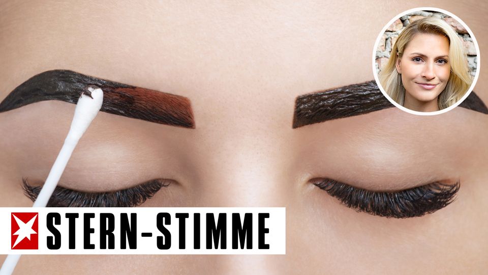 Augenbrauen werden geschminkt