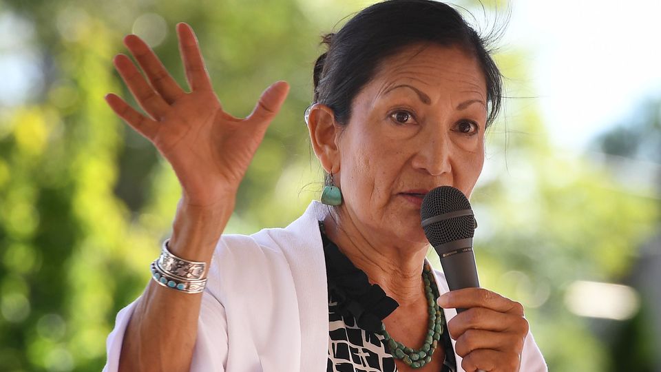 Deb Haaland zieht als erste Ureinwohnerin ins US-Repräsentantenhaus ein Deb Haaland zieht als erste Ureinwohnerin ins US-Repräsentantenhaus ein