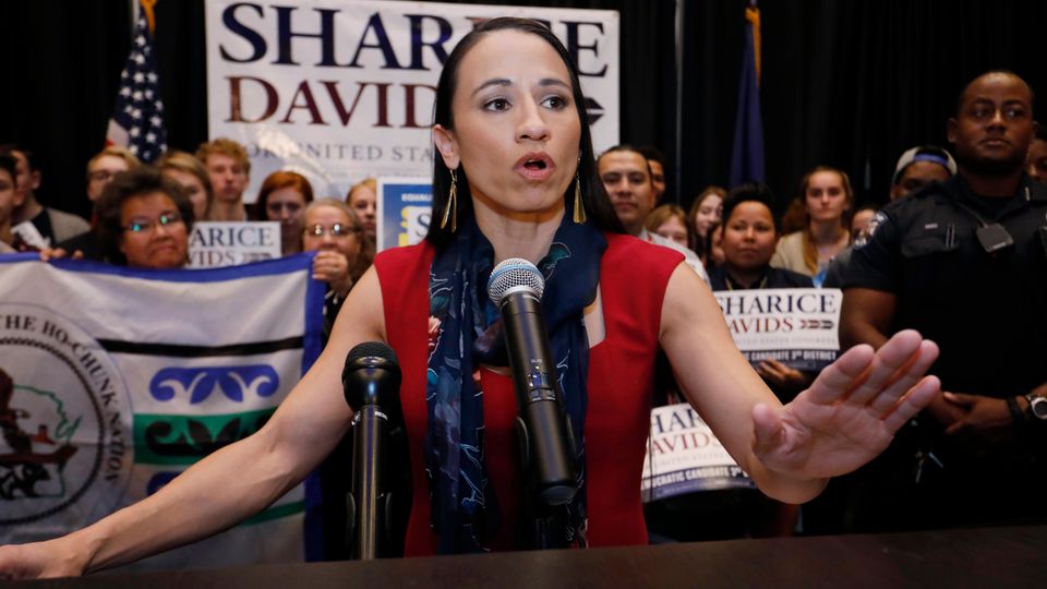 Sharice Davids ist Ex-Profi-Kampfsportlerin Sharice Davids ist Ex-Profi-Kampfsportlerin
