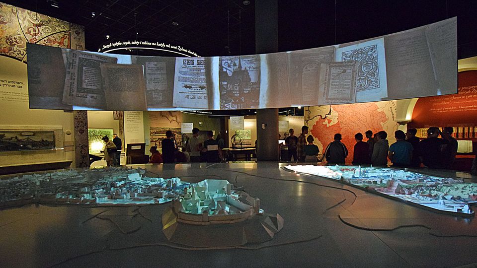 Zeitreise durch acht Abteilungen: vom Mittelalter bis in die Gegenwart mittels interaktiver Displays, Modelle und Ausstellungsgegenstände