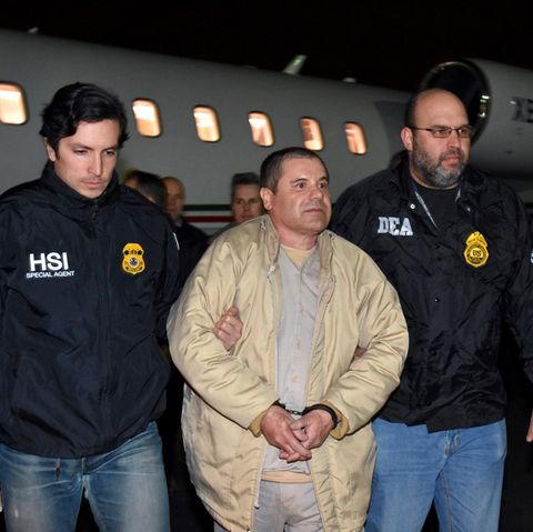 Joaquin "El Chapo" Guzman wird von zwei US-Beamten abgeführt