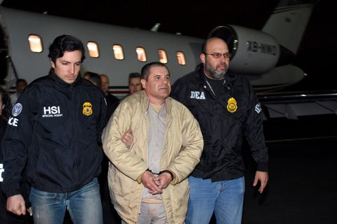 Joaquin "El Chapo" Guzman wird von zwei US-Beamten abgeführt