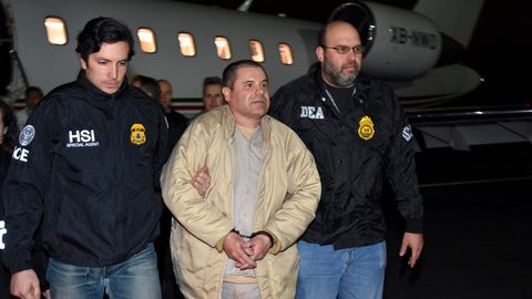 Joaquin "El Chapo" Guzman wird von zwei US-Beamten abgeführt