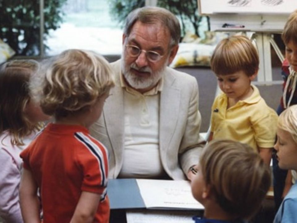 Carle wurde 1929 in Syracuse, New York, geboren. Seit 1966 gestaltete er fast 70 Bücher, die weltweit 145 Millionen mal verkauft wurden – allein „Die kleine Raupe Nimmersatt“ 46 Millionen Mal. Das Buch wurde in 62 Sprachen übersetzt (kl. Foto: Carle in den Achtzigern in Deutschland bei einer Lesung). Weitere Werke von ihm sind „Der kleine Käfer Immerfrech“ oder „Die kleine Maus sucht einen Freund“. 2002 eröffnete er sein Museum für Bilderbuchkunst in Amherst, Massachusetts. Carle hat zwei erwachsene Kinder, seine Frau Bobbie starb 2015.
