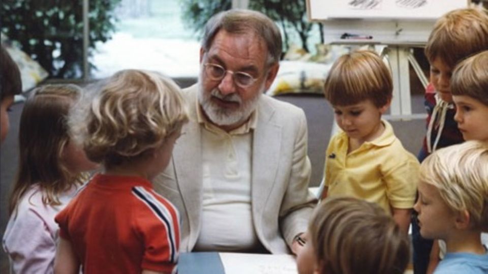 Carle wurde 1929 in Syracuse, New York, geboren. Seit 1966 gestaltete er fast 70 Bücher, die weltweit 145 Millionen mal verkauft wurden – allein „Die kleine Raupe Nimmersatt“ 46 Millionen Mal. Das Buch wurde in 62 Sprachen übersetzt (kl. Foto: Carle in den Achtzigern in Deutschland bei einer Lesung). Weitere Werke von ihm sind „Der kleine Käfer Immerfrech“ oder „Die kleine Maus sucht einen Freund“. 2002 eröffnete er sein Museum für Bilderbuchkunst in Amherst, Massachusetts. Carle hat zwei erwachsene Kinder, seine Frau Bobbie starb 2015.