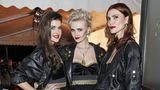 Zuvor war Strange ein Teil der Band The Rio Girls, zu der auch die GNTM-Teilnehmerin Marie Nasemann (l.) gehörte. Doch nach nur zwei Single-Veröffentlichung zerstritten sich die Frauen und lösten die Gruppe auf.