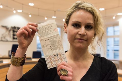 Felicitas Rohrer hält eine Packung der Antibabypille Yasminelle in der Hand