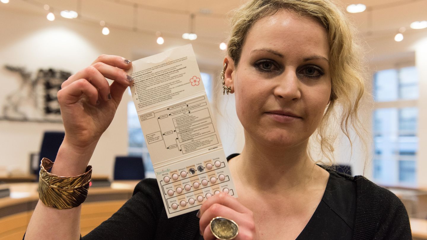 Felicitas Rohrer hält eine Packung der Antibabypille Yasminelle in der Hand