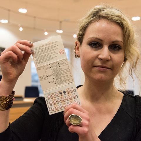 Felicitas Rohrer hält eine Packung der Antibabypille Yasminelle in der Hand