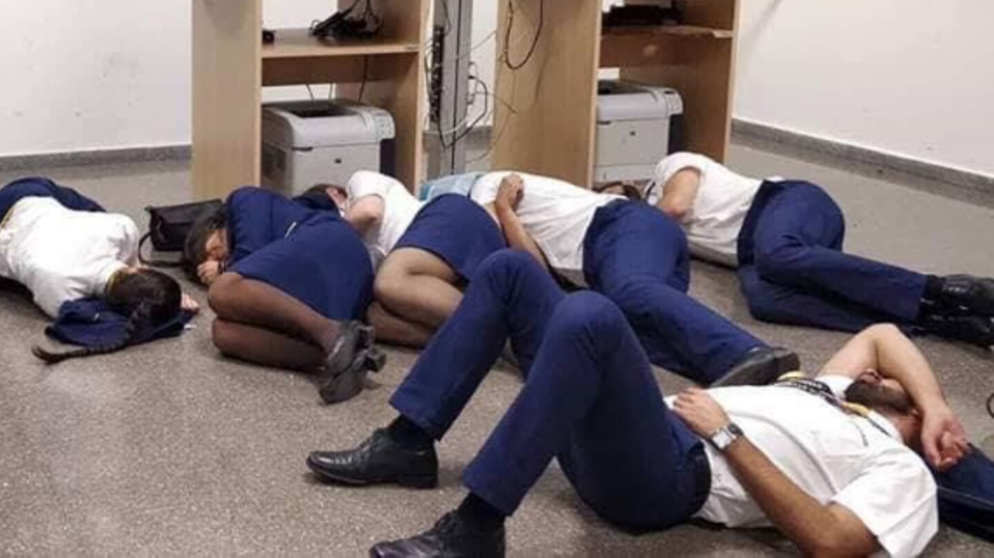 Ryanair-Mitarbeiter liegen auf dem Boden eines Flughafenbüros