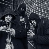 Billy (r.), 31 Jahre alt, verzieht sich mit Kumpeln in eine Straßenecke, um den nächsten Schuss vorzubereiten