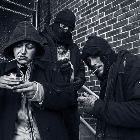 Billy (r.), 31 Jahre alt, verzieht sich mit Kumpeln in eine Straßenecke, um den nächsten Schuss vorzubereiten