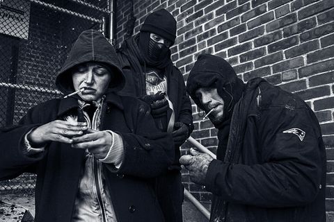 Billy (r.), 31 Jahre alt, verzieht sich mit Kumpeln in eine Straßenecke, um den nächsten Schuss vorzubereiten