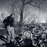 Billy Merrifield, 43, ist Polizist im Rio Arriba County und steht am Grab seiner Tochter