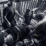 Bewusstlos liegt Tasha Taguacta aus Montgomery County, Ohio, nach einer Überdosis auf ihrer Veranda. Rettungskräfte holen sie wieder ins Leben. Sie sagt, sie wolle es diesmal schaffen, für ihre Kinder. Vier Monate später kommt jede Hilfe zu spät. Sie wurde 38 Jahre alt. Montgomery County ist keine Gegend der Ausgeflippten, der Freaks, sondern ein ganz gewöhnlicher Landstrich im Herzen US-Amerikas.